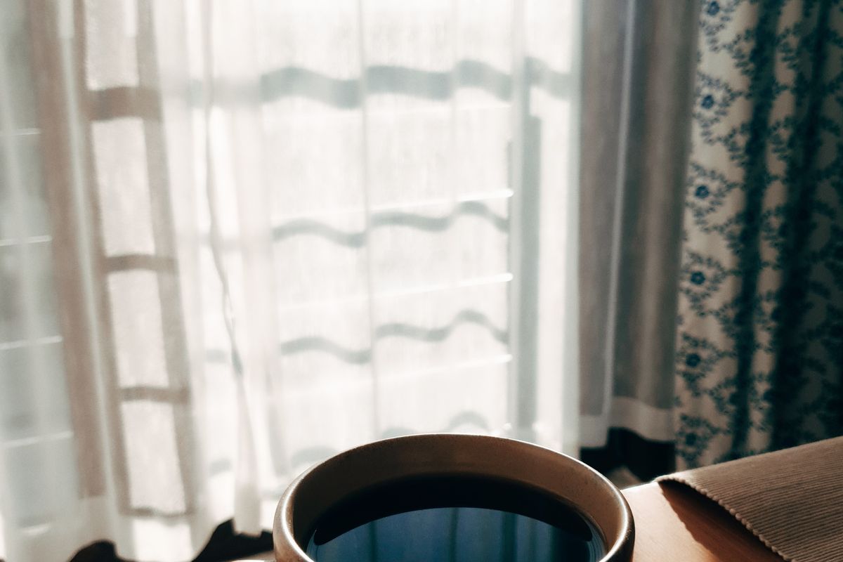 朝の光が差し込む窓辺とコーヒー（朝の習慣）