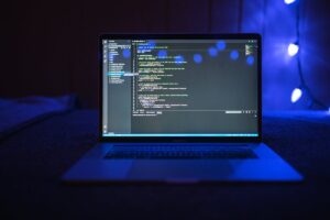 ノートPCのコード画面｜『AIアウトプット超大全』書評