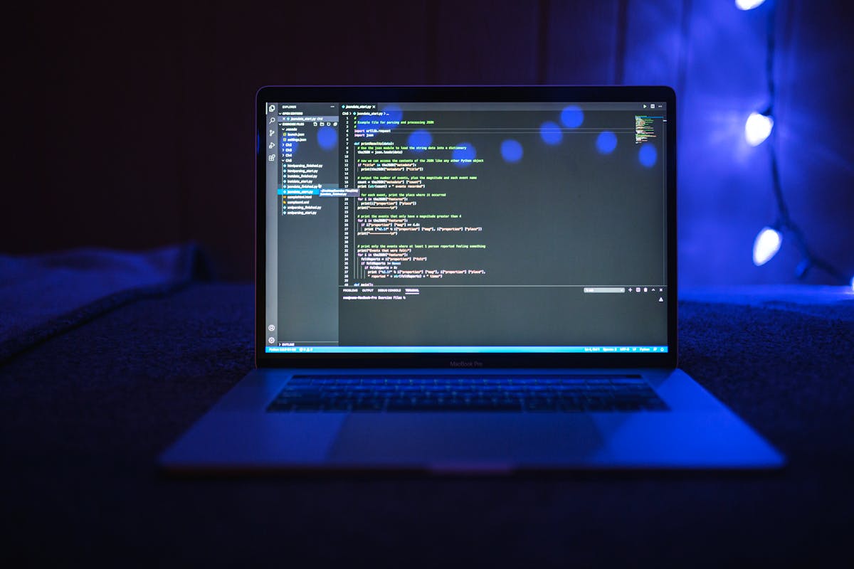ノートPCのコード画面｜『AIアウトプット超大全』書評