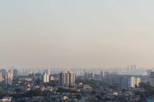 晴れた空の下に広がる都市のビル群（資産・不動産）