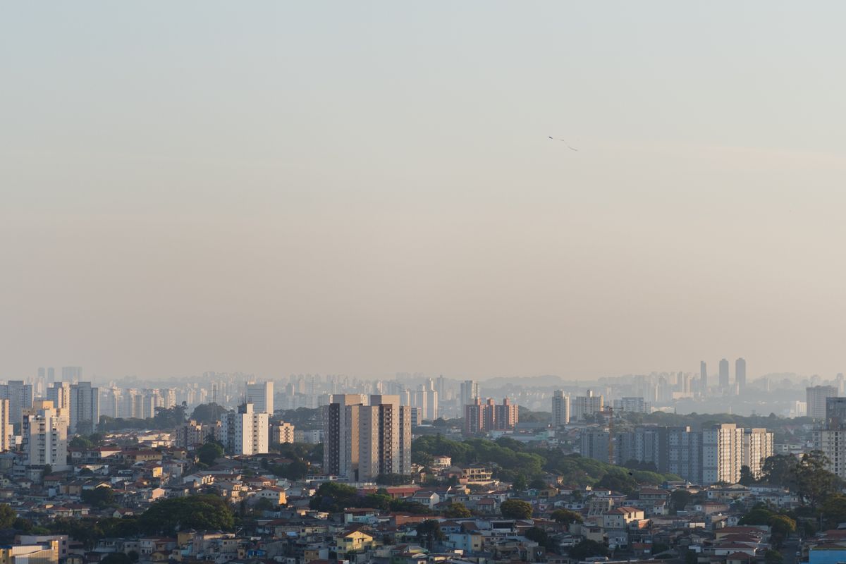 晴れた空の下に広がる都市のビル群（資産・不動産）
