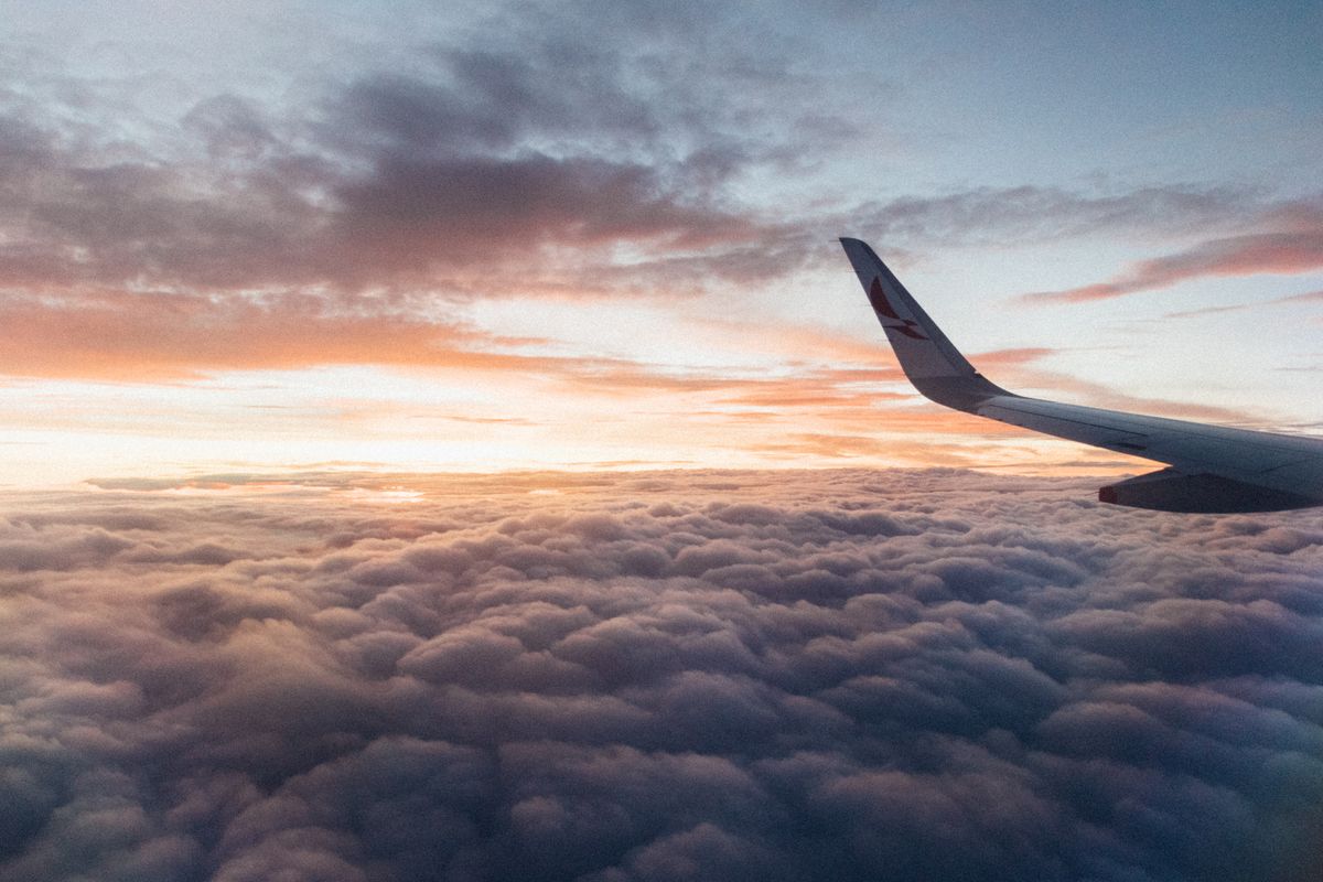 雲の上を飛ぶ飛行機の翼