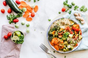 色とりどりの健康的な野菜の食事