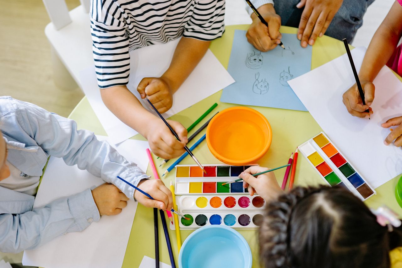 子どもたちのお絵描き教室を俯瞰した様子