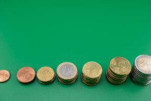 段階的に積み上がるコイン（富の階段）