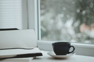 窓辺のノートとコーヒーカップ（余白・静かな時間）